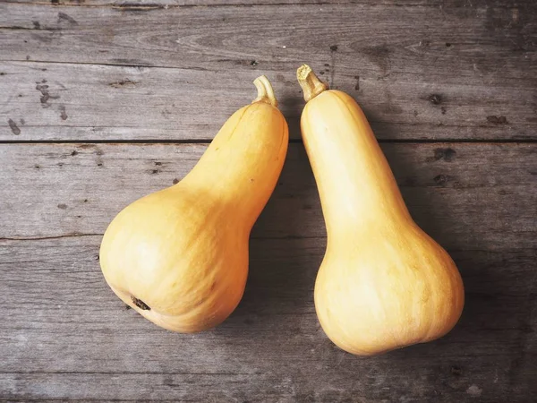Eski ahşap zemin üzerine sarı olgun butternut kabak