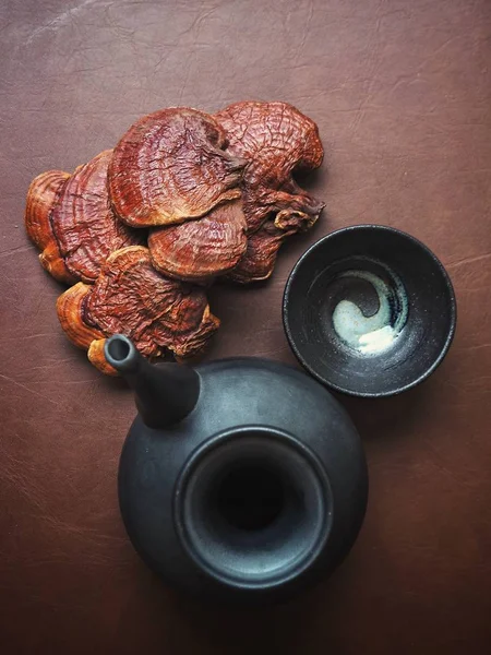 Ganoderma Lucidum Lingzhi Champiñones Sobre Fondo Cuero Marrón —  Fotos de Stock