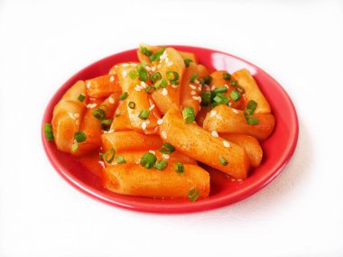 Geleneksel Kore yemeği beyaz arka plan üzerinde izole pirinç keki