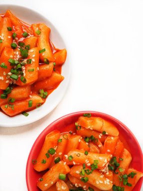 Geleneksel Kore yemeği beyaz arka plan üzerinde izole pirinç keki