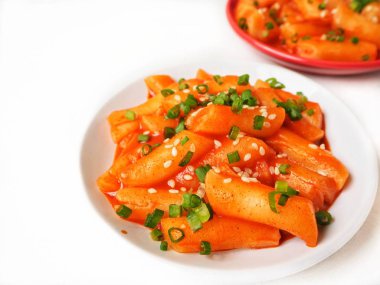 Geleneksel Kore yemeği beyaz arka plan üzerinde izole pirinç keki