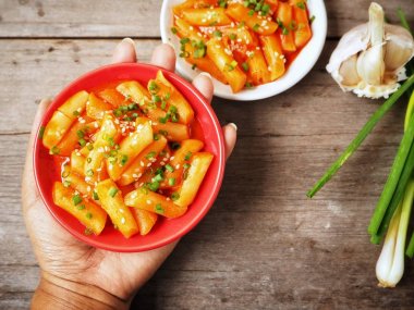 Geleneksel Kore yemeği pirinç keki kase tutan kadın