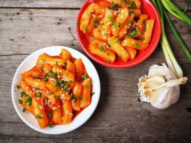 Geleneksel Kore yemeği ahşap arka plan üzerinde pirinç keki