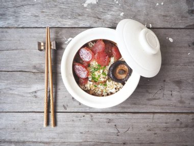 Geleneksel Çin yemeği kızarmış pilav sosis ve mantar ahşap arka plan üzerinde