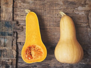 Düzenlenen olgun sarı butternut squashes eski ahşap zemin üzerine