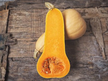 Düzenlenen olgun sarı butternut squashes eski ahşap zemin üzerine