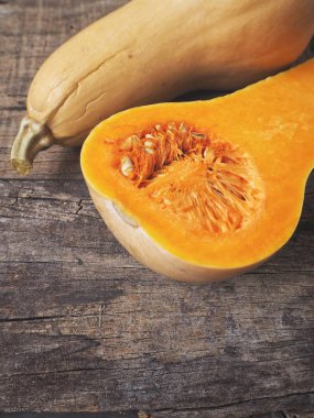 Eski ahşap zemin üzerine düzenlenen olgun sarı butternut squashes görünümü Kapat