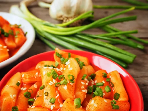 Kue Beras Makanan Tradisional Korea Disajikan Dengan Bawang Bombay Musim — Stok Foto