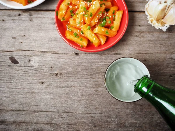 Soju ile geleneksel Kore yemeği pirinç keki ahşap arka plan üzerinde