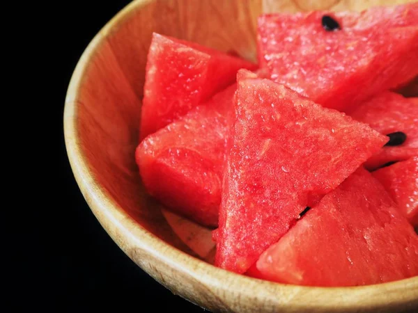 Schließen Sie Die Ansicht Der Frischen Wassermelone Holzschale Auf Schwarzem — Stockfoto