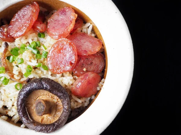 Vista Próxima Comida Tradicional Chinesa Arroz Frito Com Salsicha Fungo — Fotografia de Stock