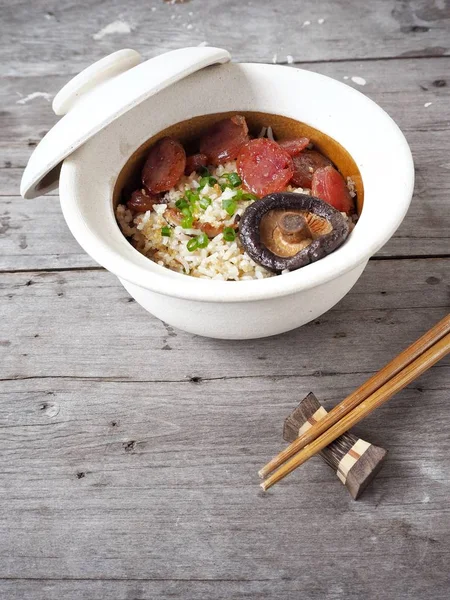 Geleneksel Çin yemeği kızarmış pilav sosis ve mantar ahşap arka plan üzerinde