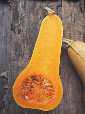 Düzenlenen olgun sarı butternut squashes eski ahşap zemin üzerine