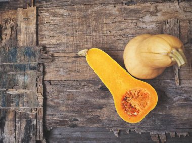 Düzenlenen olgun sarı butternut squashes eski ahşap zemin üzerine