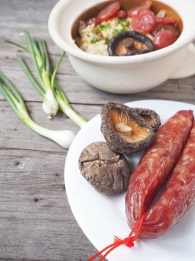 Geleneksel Çin yemeği kızarmış pilav sosis ve mantar ahşap arka plan üzerinde