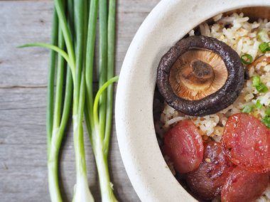 Geleneksel Çin yemeği kızarmış pilav sosis ve mantar ahşap arka plan üzerinde