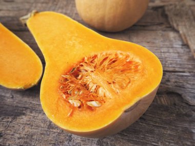 Eski ahşap zemin üzerine düzenlenen olgun sarı butternut squashes görünümü Kapat