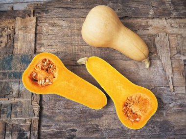 Düzenlenen olgun sarı butternut squashes eski ahşap zemin üzerine