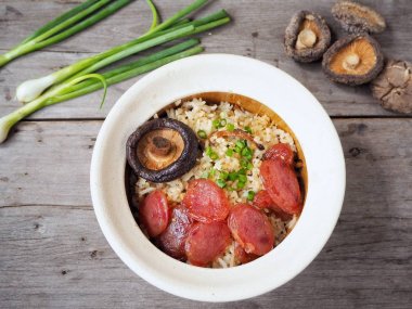 Geleneksel Çin yemeği kızarmış pilav sosis ve mantar ahşap arka plan üzerinde