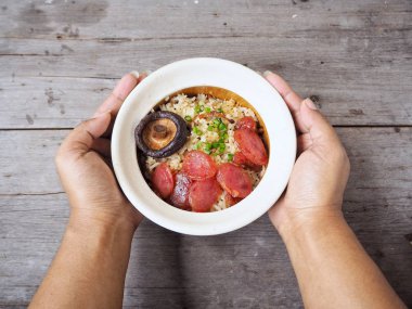 Geleneksel Çin yemeği soslu kızarmış pirinç kâse tutan kadın