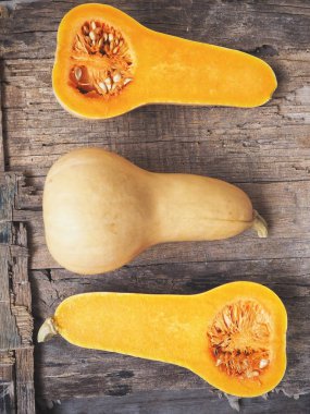 Düzenlenen olgun sarı butternut squashes eski ahşap zemin üzerine