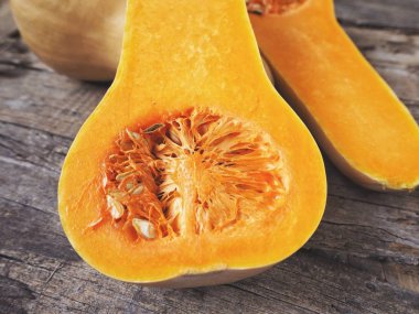 Eski ahşap zemin üzerine düzenlenen olgun sarı butternut squashes görünümü Kapat