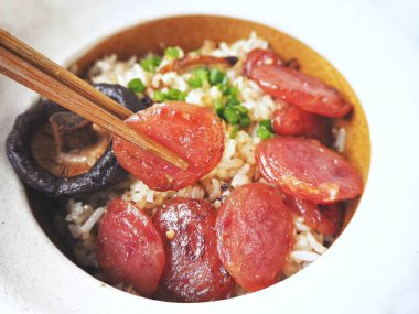 Geleneksel Çin yemeği görünümü Kapat kızarmış pilav sosis ve mantar ile