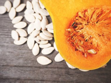 ahşap masa üzerinde olgunlaşmış yarıya kabak ve tohum üstten görünüm   