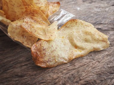 Taze gevrek Taro cips ahşap arka plan üzerinde 