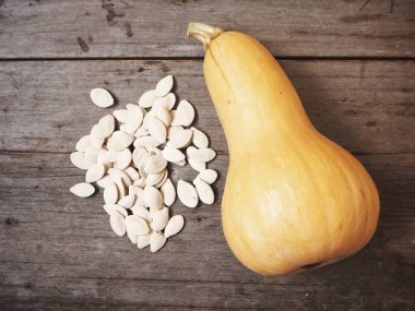 ahşap masa üzerinde bütün taze olgun kabak ve tohum üstten görünüm 