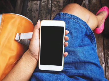 smartphone ile boş ekran kullanan kadın görüntüsünü kırpılmış