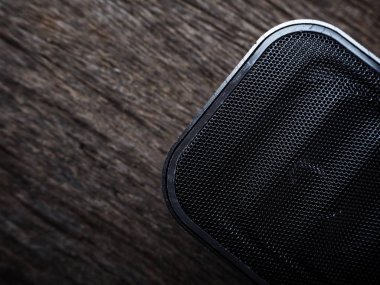 Taşınabilir ses hoparlör üstten görünüm ahşap tablo 