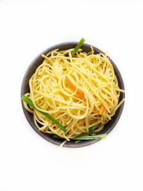 Beyaz arka plan üzerinde soyalı vejetaryen erişte 