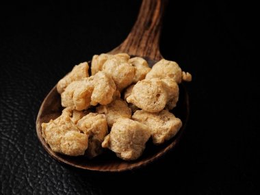 Soya proteini için vegan gıda siyah arka plan üzerine tahta kaşıkla