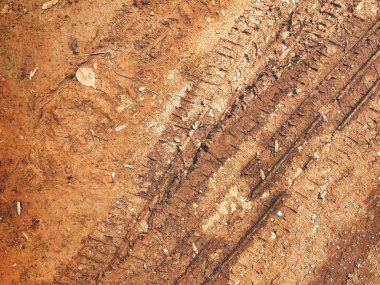 Kirli yol yüzeyinde tekerlek izi görünümü Kapat