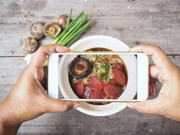 Mujer Tomando Fotos Arroz Frito Con Salchicha Con Smartphone — Foto de Stock