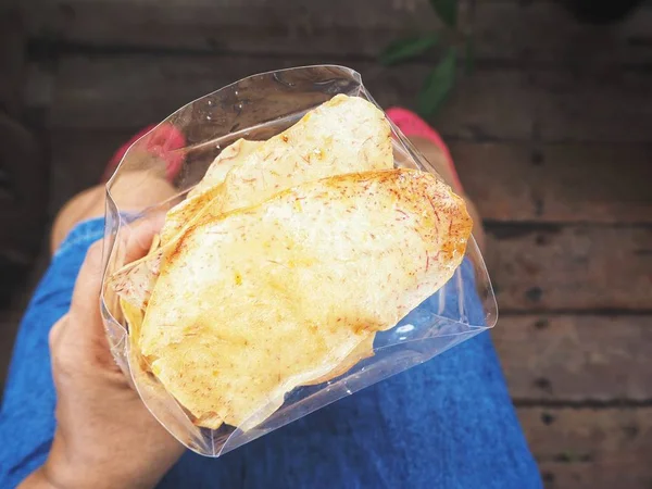 Mujer Sosteniendo Bolsa Chips Taro Crujientes Frescos — Foto de Stock