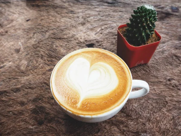 Secangkir Kopi Latte Art Dengan Latar Belakang Kayu — Stok Foto