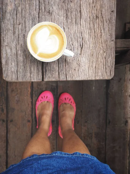 Селфі Жіночого Взуття Чашкою Кави — стокове фото