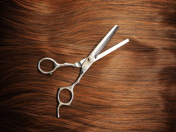 Металлические Стрижки Каштановых Волосах — стоковое фото