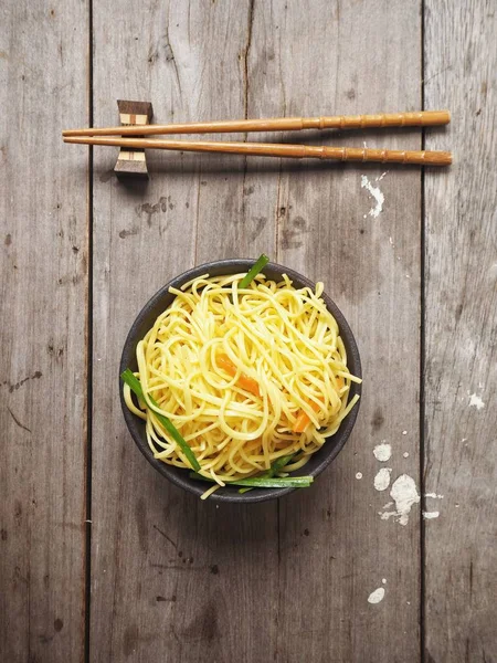 Fideos Vegetarianos Con Soja Sobre Fondo Madera —  Fotos de Stock