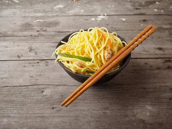 Fideos Vegetarianos Con Soja Sobre Fondo Madera —  Fotos de Stock