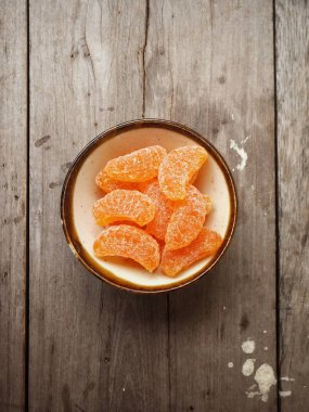 Turuncu ahşap arka plan üzerinde şeker