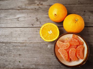 Turuncu ahşap arka plan üzerinde şeker