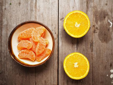 Turuncu ahşap arka plan üzerinde şeker