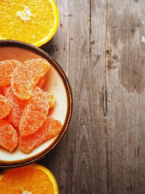 Turuncu ahşap arka plan üzerinde şeker