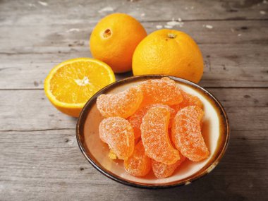 Turuncu ahşap arka plan üzerinde şeker