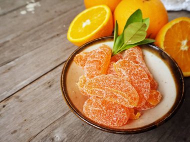 Turuncu ahşap arka plan üzerinde şeker