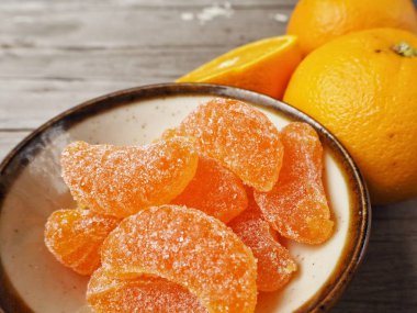 Turuncu ahşap arka plan üzerinde şeker