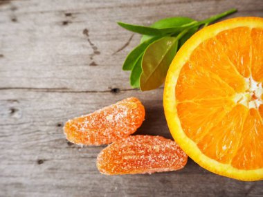 Turuncu ahşap arka plan üzerinde şeker